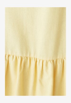 Helles gelbes Gewebe mit glatter Textur, das einen gerafften Saum aufweist, der der Gesamtgestaltung Dimension verleiht.