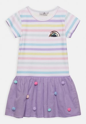 Kortærmet pigekjole med top i pastelfarvede horisontale striber, regnbuepynt med palietter og lilla nederdel prydet med farverige pomponer.