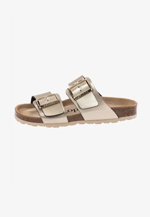 Goldene metallische Riemensandalen mit zwei breiten Riemen und goldenen Schnallen, ausgestattet mit einem Korkfußbett und einer flexiblen, strukturierten Außensohle.