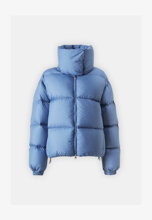 Casaco puffer azul claro com gola alta, punhos canelados e fecho de correr à frente. Apresenta grandes secções acolchoadas para isolamento.