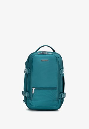 Mochila color azul verdoso con un diseño rectangular y elegante; fabricada con un tejido duradero; cuenta con cremalleras, hebillas laterales y un bolsillo frontal.