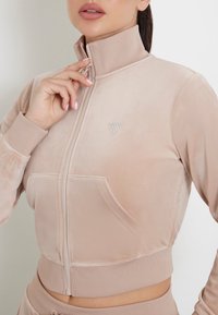 Guess MIT STRASS-LOGODREIECK - Užtrauktuku užsegamas treningas - puderrosa