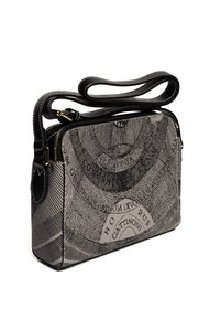 Borsa a tracolla rettangolare compatta con tracolla in pelle nera, zip e stampa mappa monocromatica con dettagli e testo in latino.
