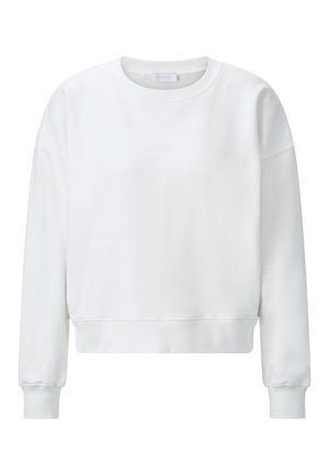Sudadera blanca con cuello redondo, hombros caídos y puños de canalé. Presenta un sutil logo en relieve en el pecho y un corte relajado.