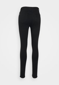 Zwarte skinny jeans van denim, met een hoge tailleband, achterzakken en een gladde textuur. Strak design tot net boven de enkel.