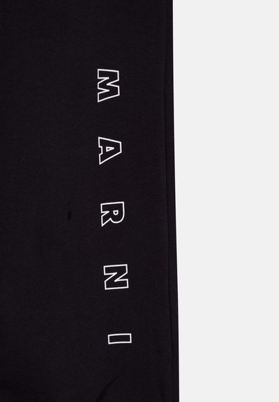 Pantalones de chándal negros con grandes letras blancas que deletrean "MARNI" a lo largo de un costado. La tela parece suave, con una textura lisa y un ligero brillo.