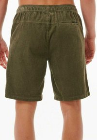 Groene corduroy korte broek met een textuur oppervlak, elastische tailleband en een klein achterzakje. De lengte reikt net boven de knieën.
