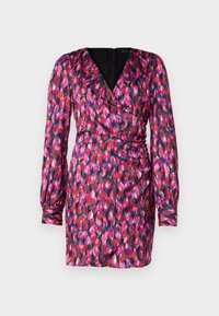 Rochie cu mânecă scurtă, cu un design tip înfășurare, realizată dintr-un material ușor, cu un model floral vibrant în nuanțe de roz, roșu și verde.