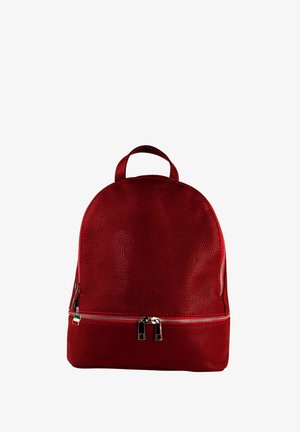 Sac à dos en cuir rouge avec une forme arrondie, une surface texturée, une poignée en haut et deux fermetures éclair à l'avant et en bas.