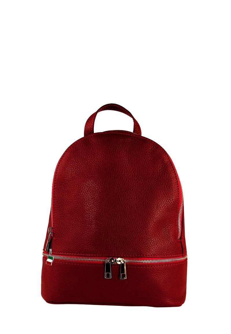 Sac à dos en cuir rouge avec une forme arrondie, une surface texturée, une poignée en haut et deux fermetures éclair à l'avant et en bas.