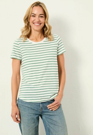 Kurzärmeliges T-Shirt mit Rundhalsausschnitt in Weiß mit grünen horizontalen Streifen; getragen zu hellblauen Jeans; weiches Material und lockere Passform.