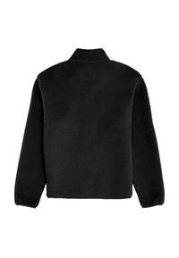 Chaqueta de forro polar negra con cuello alto, mangas largas y una superficie texturizada. Diseño simple sin hardware ni patrones visibles.