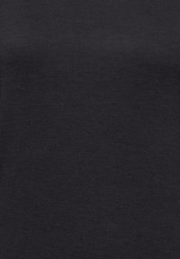 Schwarze gerippte Stofftextur mit sichtbarem Strickmuster, das feines, dicht gewebtes Material in einer einheitlichen dunklen Farbe zeigt.