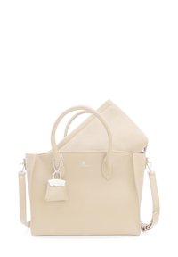 Beżowa skórzana torebka o teksturowanym wykończeniu, z dwoma uchwytami, odczepianym paskiem na ramię oraz małym dekoracyjnym charmsu.