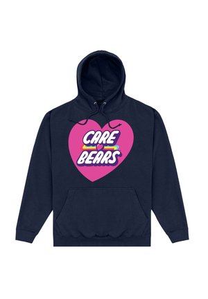 Marineblå hættejakke med et stort pink hjertegrafik, der har "CARE" øverst og "BEARS" nedenfor i fed, hvid skrift. Kængurulomme.