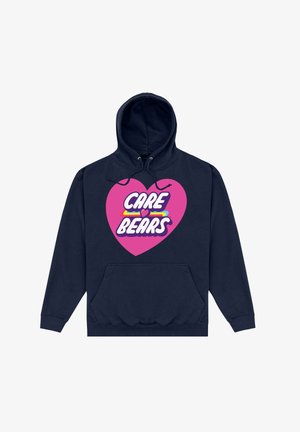 Marineblauwe hoodie met een grote roze hartafbeelding waarop "CARE" bovenaan en "BEARS" eronder in dikke, witte letters staat. Kangoeroezak.