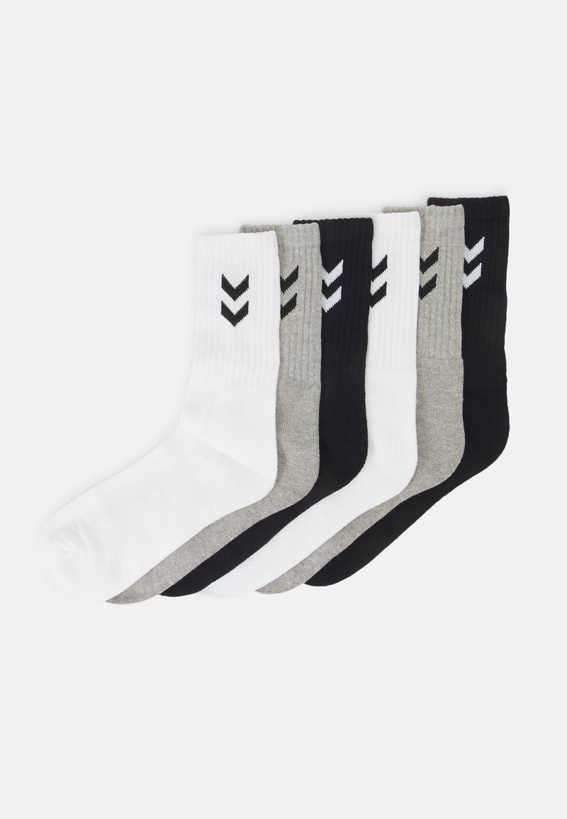 Öt pár legénysocks fehér, szürke és fekete színben. Mindegyik zokni bordás textúrával és fekete chevron mintával rendelkezik a szárán.