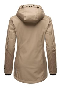 Beige waterdichte jas met een capuchon, met een getailleerd ontwerp, naaddetails, zwarte accenten op de manchetten en een logo op de achterkant van de kraag.