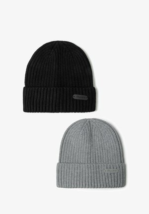 Bonnets en tricot noirs et gris avec une texture côtelée, présentant un revers replié et un accent en métal sur chaque chapeau.