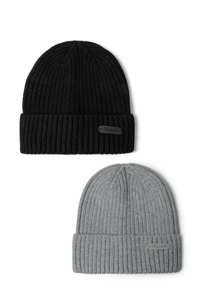 Zwarte en grijze gebreide beanies met ribbeltextuur, voorzien van een opgerolde rand en een metalen labelaccent op elke muts.