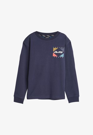 Donkerblauwe langarmsgemerk shirt van katoen, met een kleurrijk grafisch logo op de borst met geometrische vormen en tekstelementen.