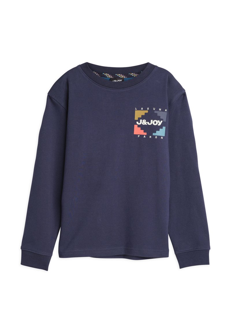 Donkerblauwe langarmsgemerk shirt van katoen, met een kleurrijk grafisch logo op de borst met geometrische vormen en tekstelementen.