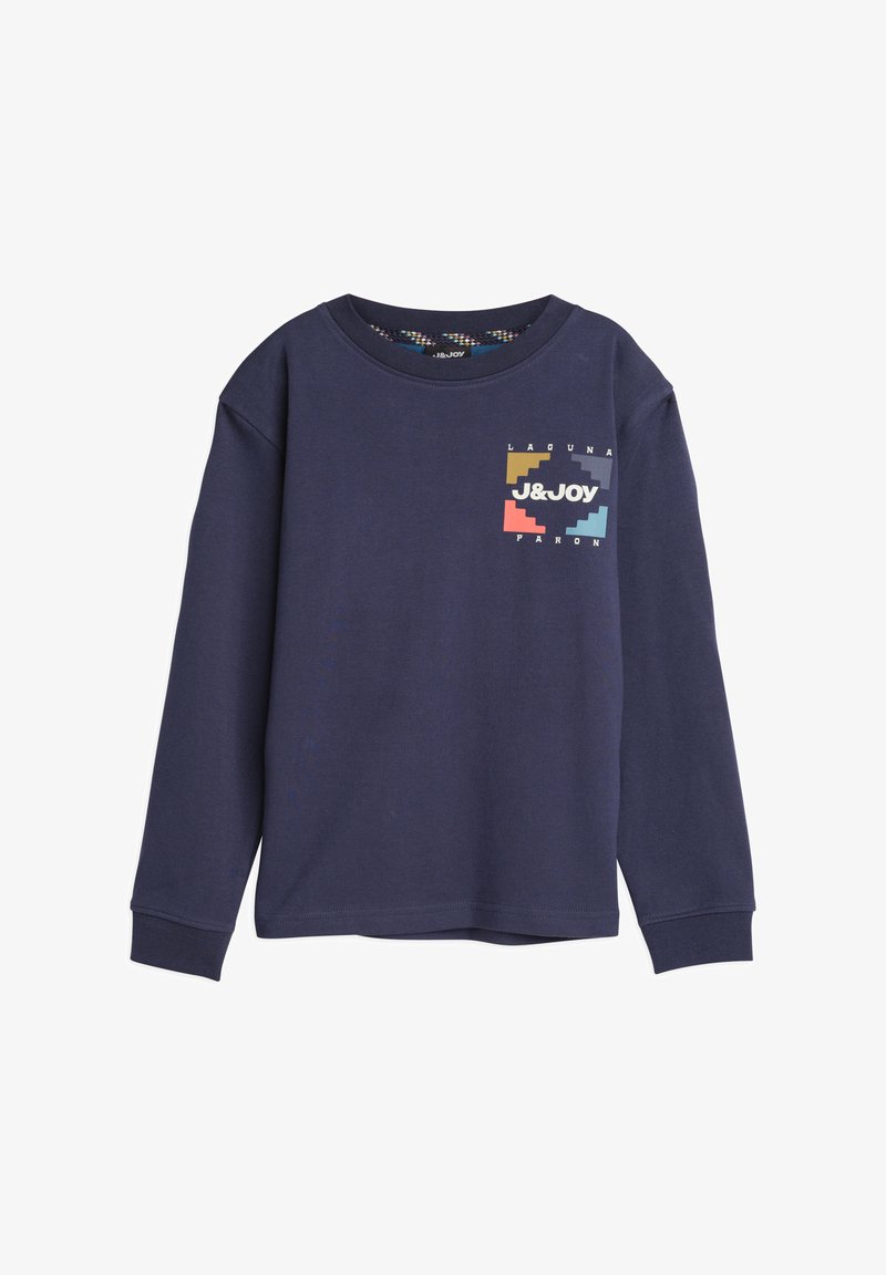 Donkerblauwe langarmsgemerk shirt van katoen, met een kleurrijk grafisch logo op de borst met geometrische vormen en tekstelementen.