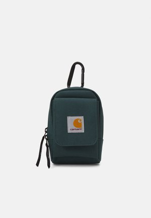 Kleine donker groene stoffen zak met voorvak met klep, ritssluiting aan de zijkant en zwarte karabijnhaak bovenaan.