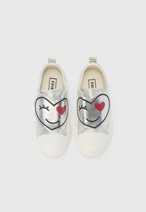 Silberne Slipper mit großen herzförmigen Designs, die lächelnde Gesichter zeigen, roten Herzen, weißen Gummisohlen und einer strukturierten Oberfläche.