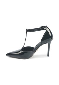 Scarpa nera in vernice con tacco alto, punta affusolata e design a T-strap. Presenta un sottile tacco a stiletto e una superficie liscia.