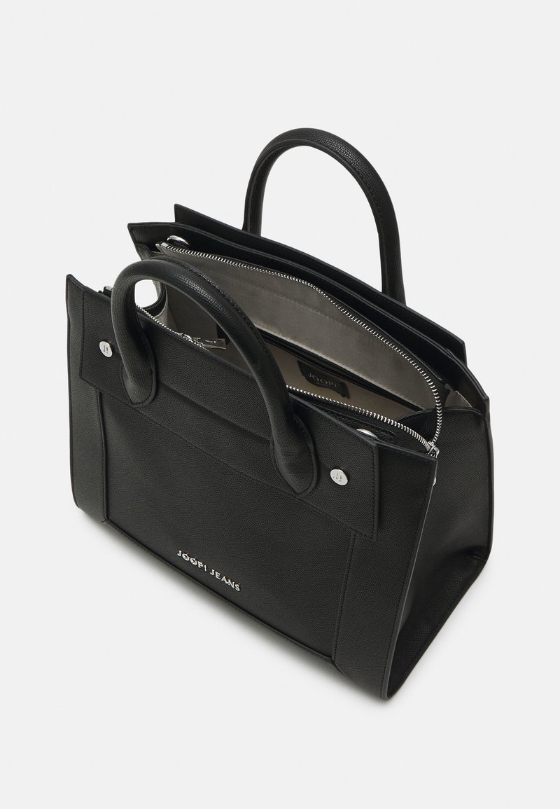 Schwarze Lederhandtasche mit doppelten Griffen, Reißverschluss-Oberseite und silbernem Beschläge. Verfügt über eine strukturierte Außenseite und einen sichtbaren Markennamen auf der Vorderseite.