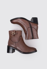 Sandra Fontán Boots à talons - camel