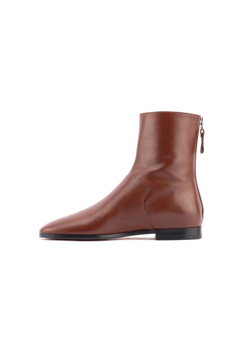 Braune Leder-Stiefelette mit einem eleganten Design, ausgestattet mit einem seitlichen Reißverschluss und einer spitzen Zehenform. Glatte Oberfläche und eine flache schwarze Sohle.