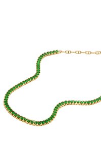 Gouden ketting met een golvend ontwerp verfraaid met groene edelstenen, gezet in ronde klauwen. Gepolijste metalen schakels completeren het sieraad.