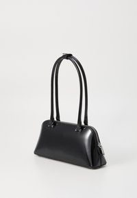 Borsa a tracolla nera in similpelle lucida con un design elegante e angolare, dotata di due manici e chiusura con zip. Texture liscia con finitura lucida.