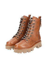 Botas de tobillo de cuero marrón con un acabado texturizado, que cuentan con ojales de metal, cordones grises y una suela robusta de color crema. Cremallera lateral para poner y quitar fácilmente.