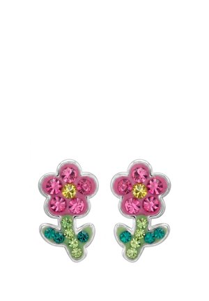 Paar blumenförmige Ohrringe mit pinken Blütenblättern, gelben Mittelteilen und grünen Blättern, verziert mit bunten Edelsteinen auf weißem Hintergrund.