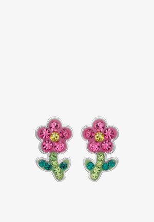 Paar blumenförmige Ohrringe mit pinken Blütenblättern, gelben Mittelteilen und grünen Blättern, verziert mit bunten Edelsteinen auf weißem Hintergrund.