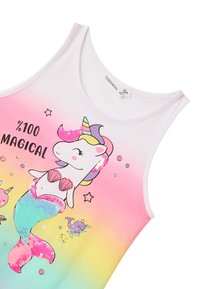 Canotta bianca con un gradiente dal rosa al giallo, caratterizzata da una grafica di unicorno con accentuazioni in paillettes e la scritta "100% MAGICO".