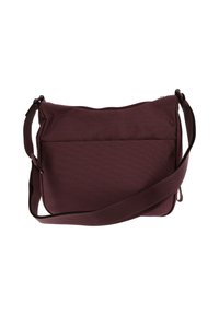 Sac croisé rouge foncé en tissu texturé avec une bandoulière réglable, vu de l'arrière sur un fond blanc.