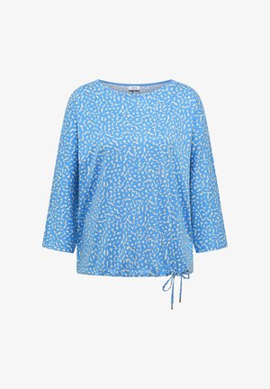 Blå top lavet af stof med hvidt abstrakt mønster, med rund halsudskæring og trekvartærmer, med justerbart bindebånd ved kanten.