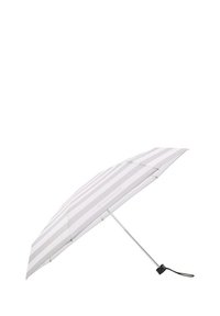 Parapluie rayé avec des bandes grises et blanches alternées, cadre en métal et poignée en caoutchouc noir. Design léger pour une portabilité facile.