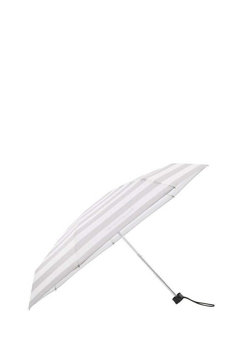 Parapluie rayé avec des bandes grises et blanches alternées, cadre en métal et poignée en caoutchouc noir. Design léger pour une portabilité facile.