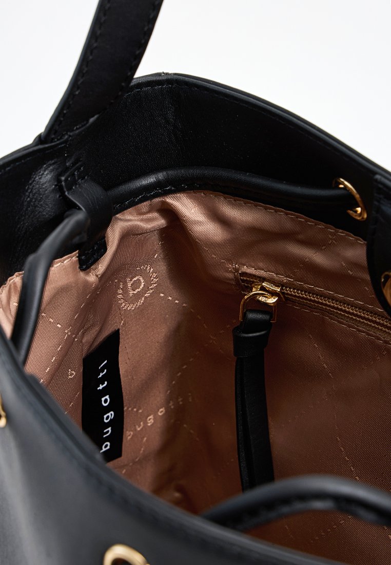 Borsa a mano in pelle nera con metalleria dorata, caratterizzata da un'esterno liscio, un interno beige simile alla seta e una tasca interna con zip.