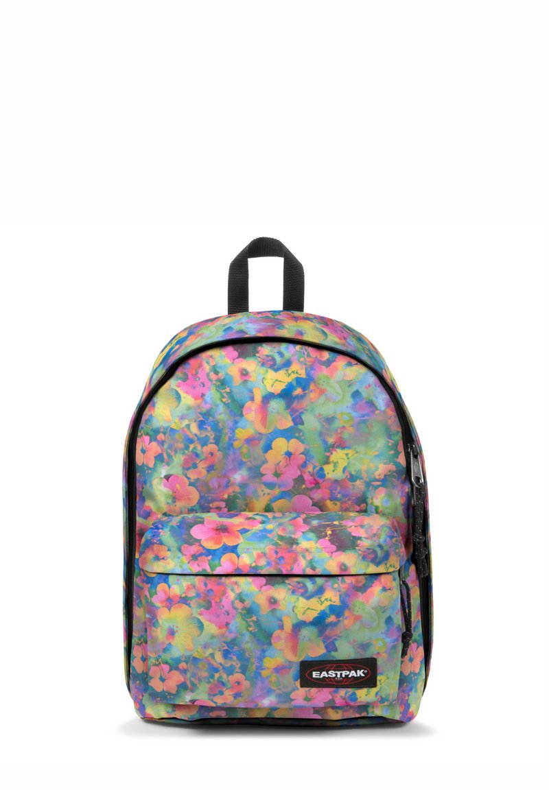 Mochila floral multicolor con forma redondeada, con un bolsillo frontal con cremallera, detalles en negro y un asa en la parte superior para llevar.
