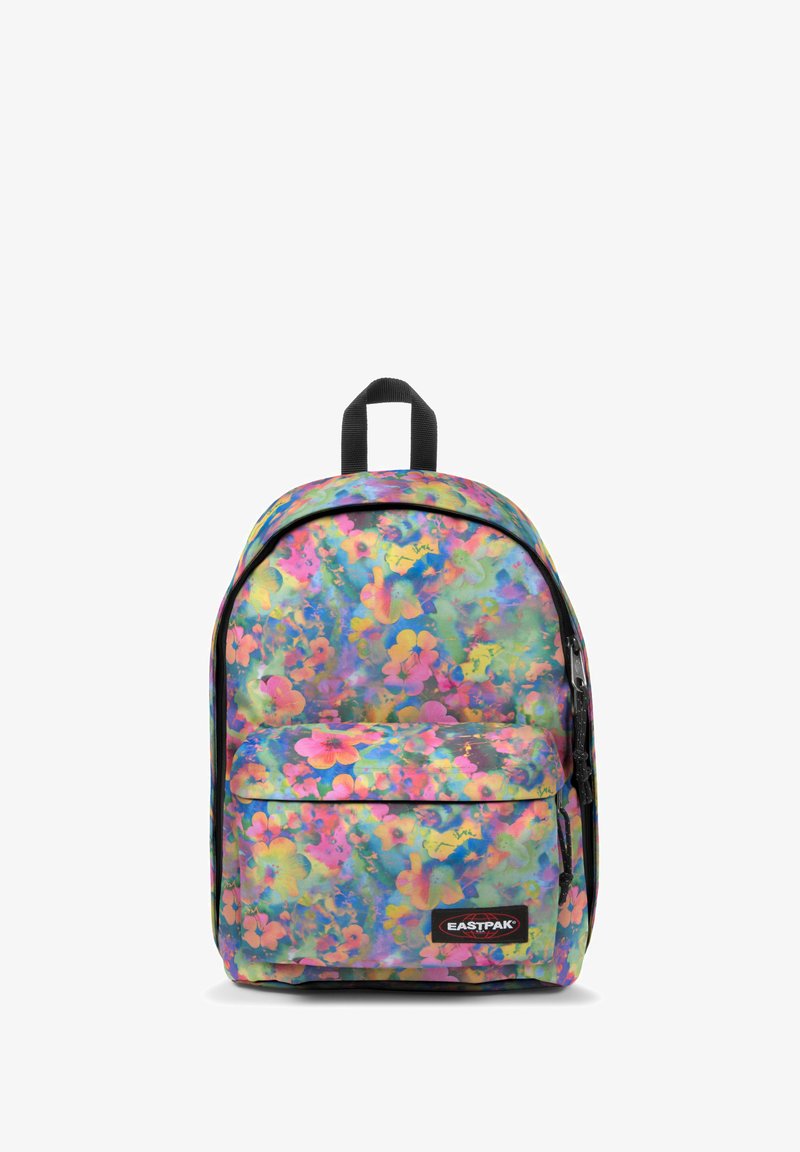 Mehrfarbiger Blumenrucksack mit runder Form, ausgestattet mit einer vorderen Reißverschlusstasche, schwarzen Akzenten und einem oberen Griff zum Tragen.