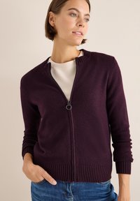 Cardigan borgogna con zip, realizzato in tessuto morbido, con colletto e polsini a coste, dotato di una zip liscia e una vestibilità comoda.