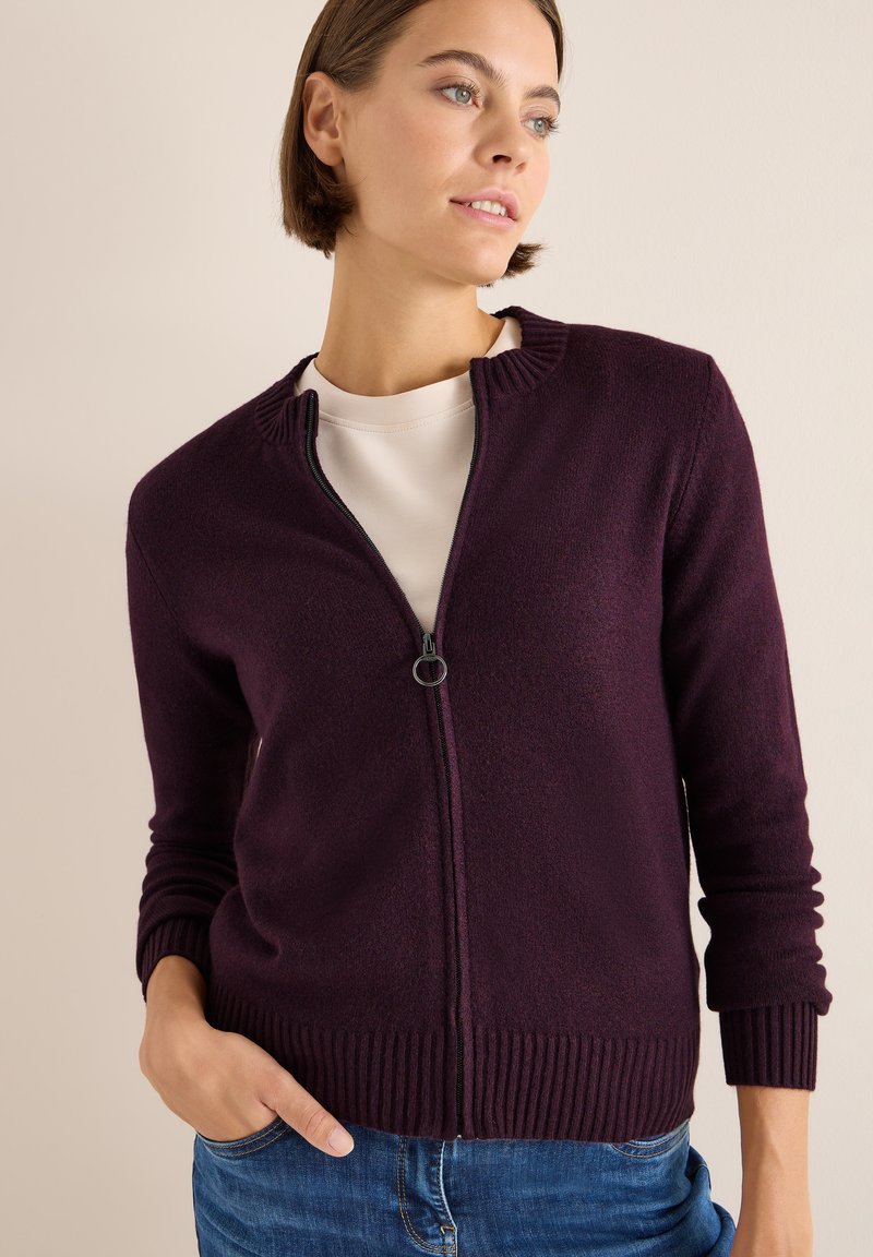 Cardigan borgogna con zip, realizzato in tessuto morbido, con colletto e polsini a coste, dotato di una zip liscia e una vestibilità comoda.