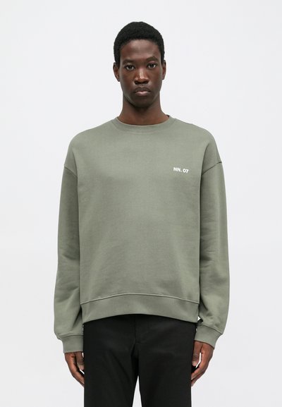 Olijfgroene sweatshirt in een katoenmix, met een ronde hals, ribgebreide boorden en een klein wit "NN. 07" logo op de borst. Relaxte pasvorm.