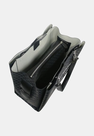 Schwarze, strukturierte Tragetasche mit gewelltem Oberteil, ausgestattet mit einem Reißverschlussfach und Innenfächern. Glatte Griffe und silberne Hardware-Akzente.